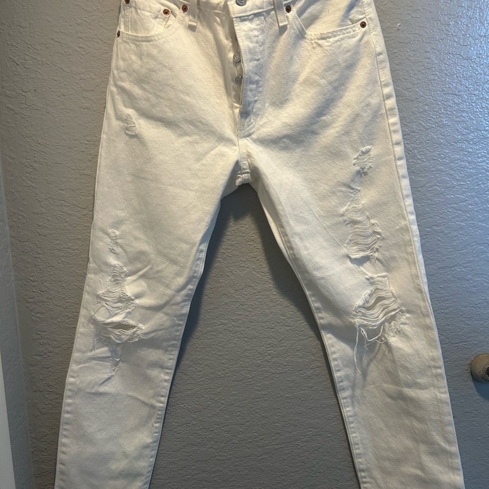 Women white distress 501 Levi’s 28/30 new without tags